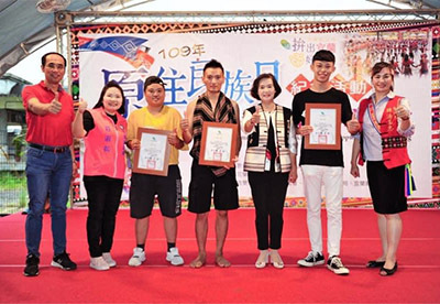 「原鄉很美很好玩創意短片」競賽全體獲獎人與宜蘭縣長林姿妙合影。