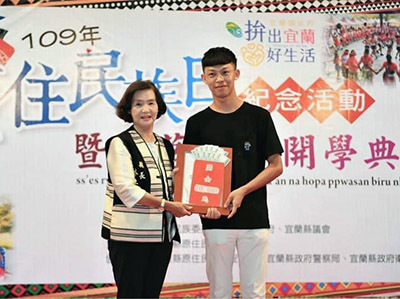 「原鄉很美很好玩創意短片」競賽,龍華科大觀休系林子祐榮獲第一名殊榮,由宜蘭縣長林姿妙頒獎肯定。