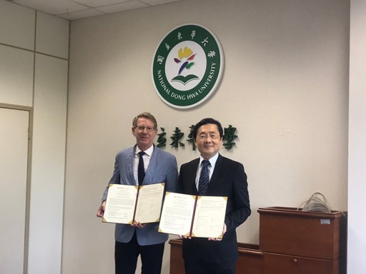 學術交流基金會執行長那原道博士與東華大學趙涵捷校長合影