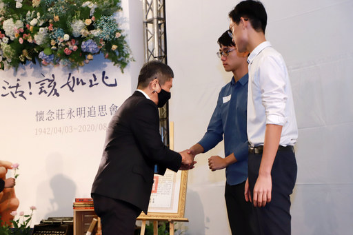 文化部長李永得向莊永明老師家屬致意
