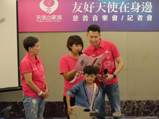 圖說:記者會上依蒨母子與陶(左為主持人李明依)
