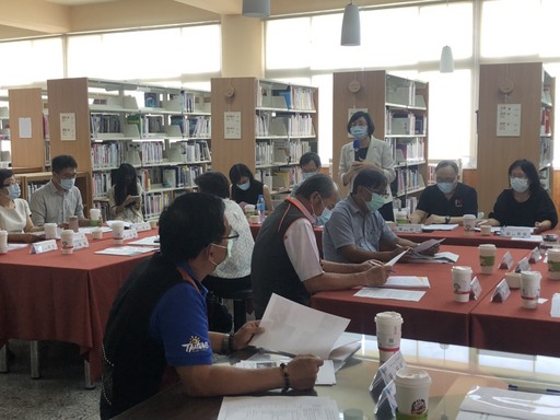 臺東縣政府召開公共圖書館事業發展會報,全縣鄉鎮首長皆親自出席,獲教育部委員肯定讚許