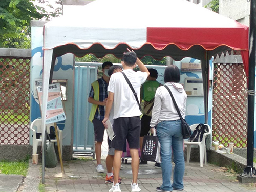 宿舍出口設立進住防疫站強化防疫