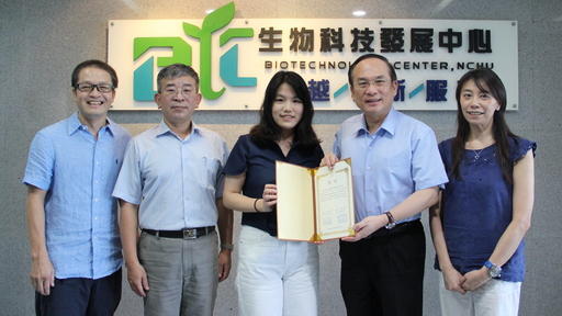 恭賀興大應經系楊同學(中)經3+X 碩士學位學程之申請,錄取UCD M.S. Program。由左至右:應經系廖述誼系主任、生科中心陳健尉主任、應經系楊同學、楊長賢副校長與國際處張嘉玲國際長。