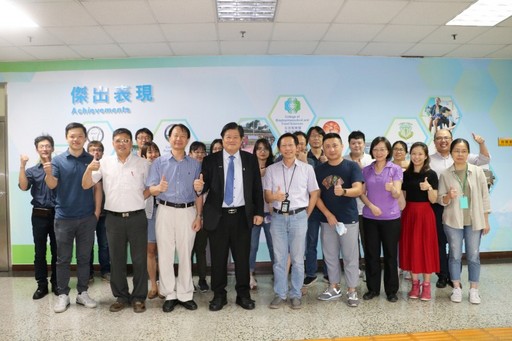 洪明奇校長帶領導的中醫大科研團隊。