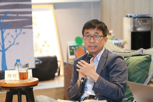 人權館館長陳俊宏主持
