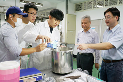 大葉大學食生系學生學習製作霜淇淋