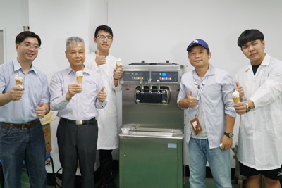 大葉大學柯文慶講座教授(左二)期許食生系師生用霜淇淋機開發新產品