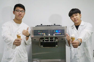 大葉大學食生系學生開心展示自己做的霜淇淋