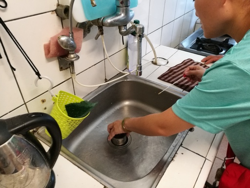 衛生單位至個案家中採集環境檢體(流理台凹槽)