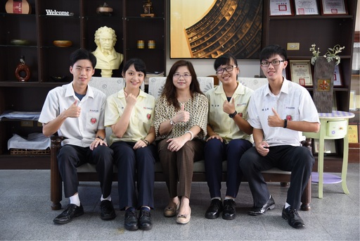 在任新校長黃向吟的帶領下,興國高中會提供給學子最優質的教育品質,接軌國際的雙語教學,將使興國高中成為南部的標竿學校,培育走向世界的國際人才。
