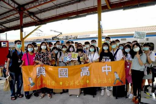興國高中高三學生於新營火車站集合進行戶外教學,特別選擇搭乘台鐵,體驗鐵道風光。