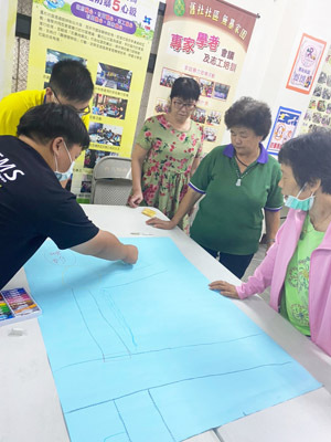 大葉大學消防學程學生指導舊社社區居民畫防災地圖
