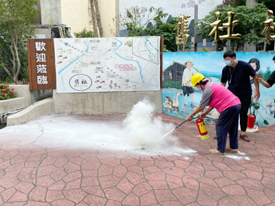 大葉大學消防學程學生帶領舊社社區居民演練滅火