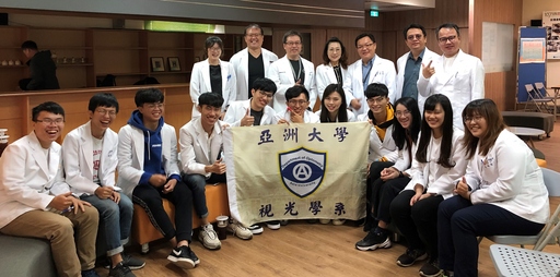 亞大視光系主任曾榮凱(站立者左二)偕同視光系師生,到台中啟聰學校進行視力篩檢服務。