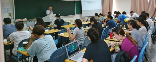 亞大獸醫系開辦獸醫師專業技術人員考照輔導班,全力輔導學生考取獸醫師資格。