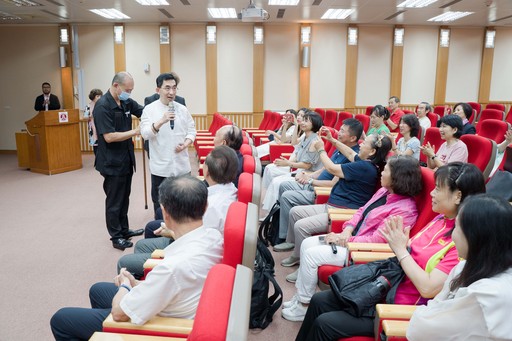 北商大傑出校友-寒舍董事長王定乾特別到場參加「演藝專班」開學暨頒獎典禮。