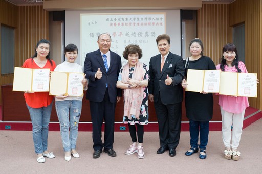 國立臺北商業大學「演藝事業經營管理專班」16日舉行開學暨頒獎典禮,典禮上頒發全學年成績優異獎。