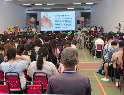 南華大學舉辦新鮮人生命成長營,駐校董事覺禹法師致詞勉勵新生要惜福與感恩。