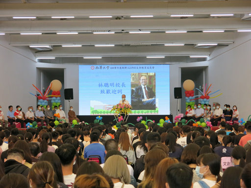 南華大學舉辦新鮮人生命成長營,林聰明校長致詞勉勵新生探索生命、發掘潛力。