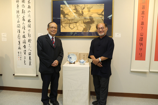 林文昭(右)老師致贈青花瓷作品予中興大學藝術中心,由興大黃振文副校長頒贈感謝狀。
