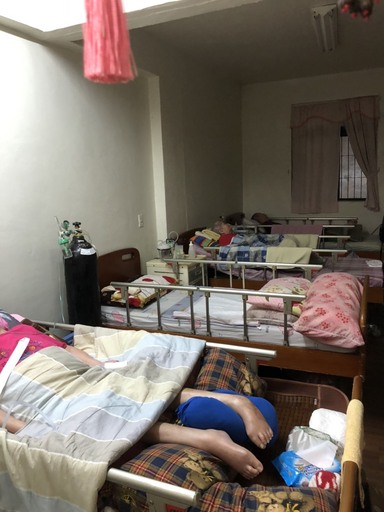 新北市社會局於9月24日透過民政體系通報,於轄內中和區查獲一處無照的長照住宿型機構收容7位失能住民,違法事實明確,由社會局依「長期照顧服務法」逕行舉發,加重裁罰新臺幣10萬元,另勒令歇業及公告其姓名,並要求1個月內清空改善;若業者未依規定清空,將再強制執行。