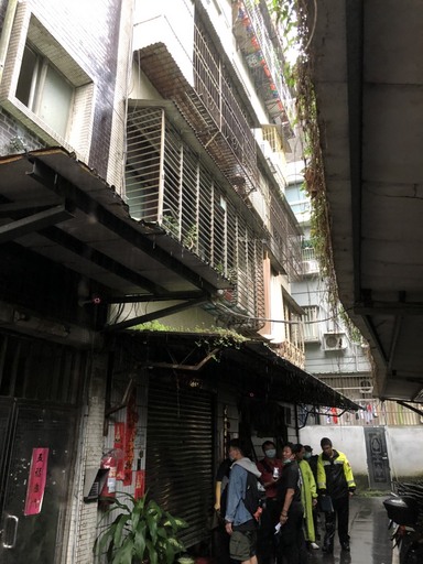 新北市侯市長再次呼籲新北市轄內長照住宿型機構等,應依法申請立案許可,且建築物公共安全及消防安全亦須符合主管機關規定,另請民眾針對非法或具公共安全之長照住宿機構踴躍檢舉,市府公安聯合稽查小組將嚴格取締並不定期加強派員稽查,決不允許未立案機構存在。