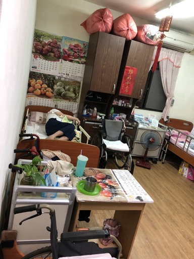 今新北市政府強力執法,針對轄內中和區一處違法無照的長照住宿型機構,會同新北市社會、工務、警察及消防局等單位,就違法收容、公安項目、簽證申報、消防安全等至現場執行聯合稽查。
