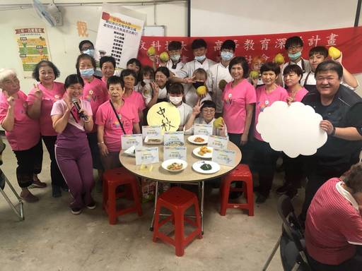 景文科大餐飲系學生組成國際廚藝社與烘焙社,到新店區玫瑰里關懷長輩。