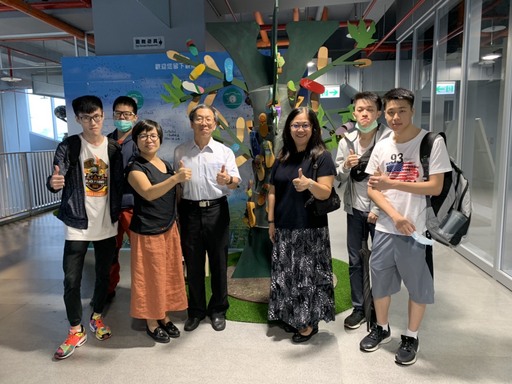 華梵大學景觀與環境設計學系學生於國道5號蘇澳服務區展出藝術創作品。