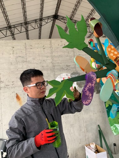 參展的華梵大學學生為作品上色。