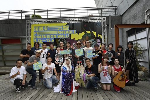 國美館林志明館長(後排右7)與策展人羅禾淋(後排左7)、參展藝術家、霹靂角色、飛雲冰淇淋合影