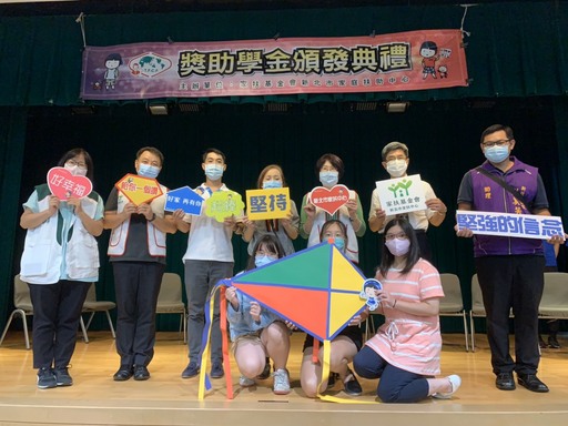 林堉琪先生紀念基金會捐資獎助學金新台幣50萬元,日前由宏國德霖科技大學張遵偉代理校長(後排右二)代表頒發,圖為頒獎現場。