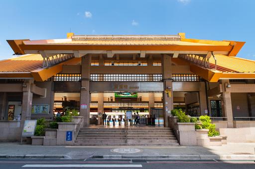 關渡左岸開車約8分鐘即抵捷運關渡站。
