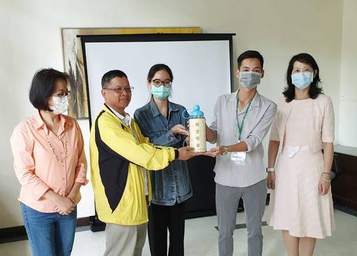 景文科大精心為專班學生設計「時空膠囊」活動,透過小卡紙,鼓勵學生寫上願望的期許。