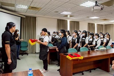 學員向師傅進行拜師儀式。