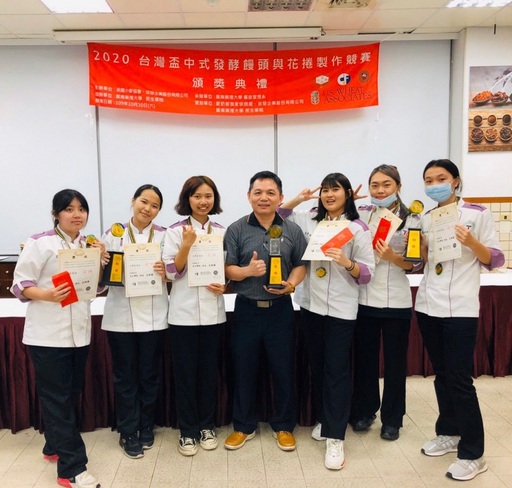 圖說一:得獎學生與指導老師林宥君主任合影。(左起王亮心、吳佳瞳、李明璉、林宥君主任、宋宇璇、謝秀靜、鄭宇伶)