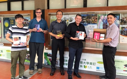 Director Roland Rudorfer of Austrian Office Taipei (second from the right) gave a speech at Wenzao and presented works of Austrian literature to Director Chia-Pin Chang of the Department of German (third from the left).</p><p>Photo provided by the Department of German</p><p>