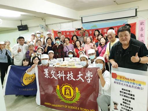 景文科大在新店區玫瑰里為長輩提前歡慶重陽節,場面溫馨而有趣。