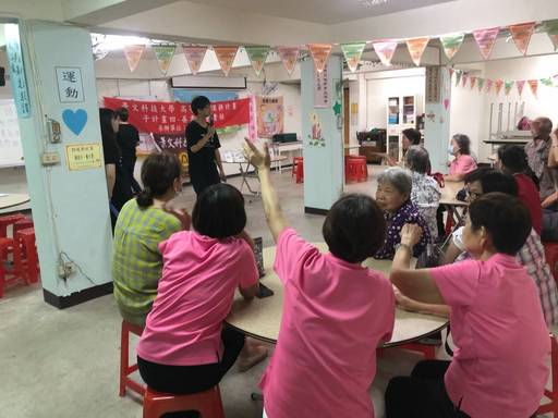 景文科大在新店區玫瑰里為長輩提前歡慶重陽節,場面溫馨而有趣。