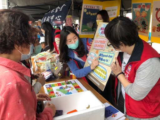 活動中將「消防」與「廉政」問答融入其中,透過老少咸宜的大富翁遊戲,讓闖關者在享受遊戲樂趣。