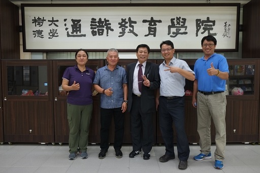 圖說一:高大成法醫與通識學院教師合影(左起李華彥老師、張清竣老師、高大成法醫、曾宗德院長、王崇禮老師)