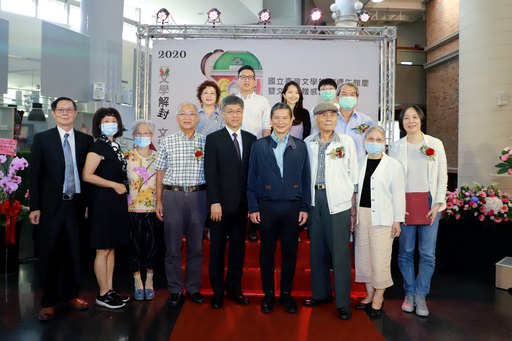 文化部長李永得(前排右4)、臺文館蘇碩斌(前排右5)及文物捐贈者及家屬合影.JPG