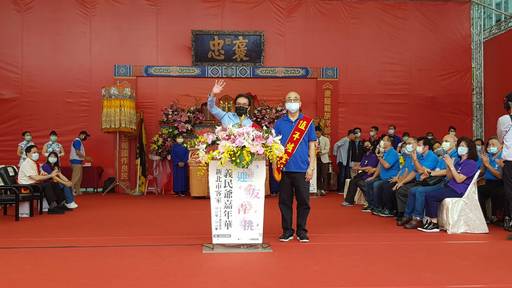 10191017客委會鍾孔炤副主委(左)致詞時指出,義民爺的精神就是愛鄉土的精神。