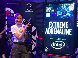 維亞娛樂將射撃運動與VR體驗結合,搭配體感VR震動手槍,於Digital Taipei「KOSMOS高雄館」吸引大批民眾體驗。(圖/維亞娛樂提供)