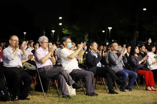 文化部長李永得(右3)、立法院副院長蔡其昌(右2)等貴賓聆聽霧峰民主草地音樂會
