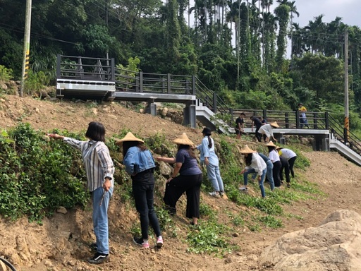 室設系大四學生現場實作,在園區內邊坡整理環境、準備種樹美化環境。