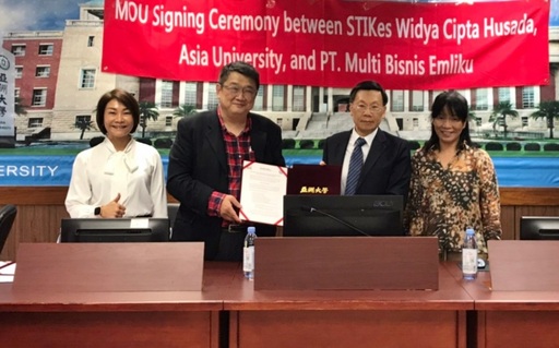 亞大校長蔡進發(右二)與印尼馬朗護士大學旗下教授中文培訓單位EMLIKU代表Fred Kuo(左二)等人簽訂學術合作備忘錄後合影。