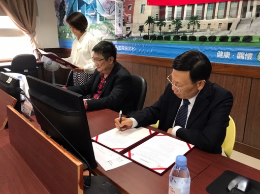亞大校長蔡進發(右)與印尼馬朗護士大學旗下教授中文培訓單位EMLIKU代表Fred Kuo簽訂學術合作備忘錄。