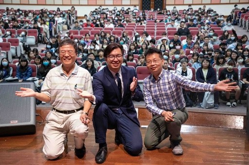 (左起)世新大學新聞傳播學院院長胡光夏、浪LIVE直播執行長鄭偉柏、世新大學傳播管理學系系主任蕭宏祺與全媒體識讀大師講座的學生們合影留念